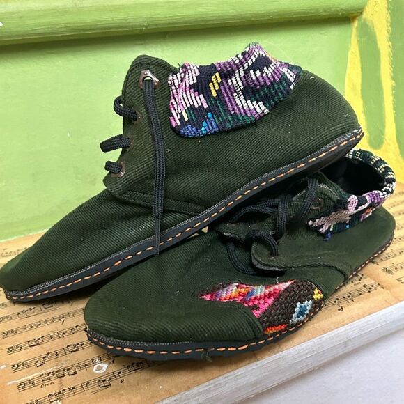 Embroidered Green Women's Shoes tagged as 8.5, but fit more like a 9 or 9.5 - Picture 11 of 16